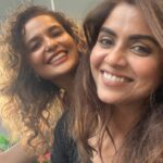 Sayantani Ghosh Instagram - 🤷‍♀️ goofing around with @chitrashi .. . #reels #réel #reelsinstagram #reelsvideo #reelsinsta #reelitfeelit #reelit #reel #fun #friendship #friends #girlfriend #joy #instalike #instalove #instalikes #instalovers #reeloftheday #trendingreels #coffeetime #love #sayantanighosh