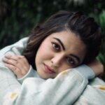 Shafaq Naaz Instagram – I may be looking very calm and peaceful from outside, but inside…
I was feeling really hot itni garmi me koun sweater pehenta hai yaar!!🧌
.
.

Stylist – @rimadidthat 
Photographer – @veestudio.in 
Makeup – @makeovers_by_bhavi 
Hair – @abidansanri 
Outfit @berrylush_com 
Location – @invisiblegastronomybar 
Location PR – @mediatribein 
Team – @greenlight__media Invisible Gastronomy Bar