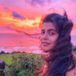 Shenaz Treasurywala Instagram - What is the one thing that makes you feel positive vibes without fail? And Leave a ❤️ if the sunset makes you feel happy :) I always make time to watch a sunset. Here’s why- 1. It fills me with a sense of gratitude for life, for the earth and for the day. 2. Helps me bliss out. Everytime I feel I’m having a bad day, I watch a stunning sunset I just watch my worries fade with the sun. 3 it’s inspiring - I get better ideas while watching the sunset. It’s been a source of inspiration for painters poets and me ;) #travelwithshenaz #travelhotelsmiles #sunset India