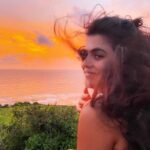 Shenaz Treasurywala Instagram - What is the one thing that makes you feel positive vibes without fail? And Leave a ❤️ if the sunset makes you feel happy :) I always make time to watch a sunset. Here’s why- 1. It fills me with a sense of gratitude for life, for the earth and for the day. 2. Helps me bliss out. Everytime I feel I’m having a bad day, I watch a stunning sunset I just watch my worries fade with the sun. 3 it’s inspiring - I get better ideas while watching the sunset. It’s been a source of inspiration for painters poets and me ;) #travelwithshenaz #travelhotelsmiles #sunset India