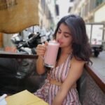Shenaz Treasurywala Instagram - What did you take for granted before that you will forever cherish??? For me - it’s those little things - 1 sharing smoothies with a friend. 2 hanging out all day in a cafe! Looking forward to when we can share food with our friends and as cafes open up in Italy 🇮🇹 I have hope for our Indian cafes and restaurants. Just a matter of time and we will be with friends- eating and drinking without a care in the world again. All we need is patience!! ❤️ Thoughts? #travelwithshenaz #travelhotelsmiles #foodforthought #precovid #cafes #smoothie 📸@ernestleif