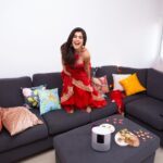 Shenaz Treasurywala Instagram - Friday evening! What’s your plan? I used to be that girl who had to have a plan every Friday, Saturday, Sunday. Yes I was alone traveling a lot but see then also I was out in the world. Staying home alone was a fear for me. I could never stay home alone for more than an hour. I always needed a plan. Even when I wanted to read a book, I went to a cafe to read. If I have come away with one thing this year it’s learning to entertain myself and be alone in my home! #travelwithshenaz #2020fridays Mumbai, Maharashtra
