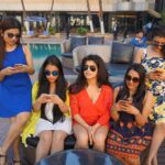 Shenaz Treasurywala Instagram - Which friends do you think of as soon as you see these pictures? 😂 Want to connect but offline? !!! Flashback to when we could meet our friends but they looked at their phones more than at us :) Will this change when we meet post covid???? #travelwithshenaz #precovid19 #connections Mumbai, Maharashtra