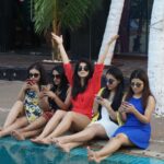 Shenaz Treasurywala Instagram - Which friends do you think of as soon as you see these pictures? 😂 Want to connect but offline? !!! Flashback to when we could meet our friends but they looked at their phones more than at us :) Will this change when we meet post covid???? #travelwithshenaz #precovid19 #connections Mumbai, Maharashtra