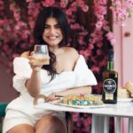 Shenaz Treasurywala Instagram - What plans Saturday night? Food? Drink?? Tell me in the comments and show me in a photo. Favourite ones in my stories ❤️ I am already spicing up my meal- What is your favourite drink with food? Absolutely in love with this #collaboration @oaksmithgoldindia Behind the world's most award-winning spirits like Yamazaki and Hibiki, lies the impeccable craftsmanship of Japan by Shinji Fukuyo, Chief Blender-Suntory, the founding house of Japanese whisky that gave birth to Oaksmith®️ Gold, a timeless! Fusing high quality, Aged Scotch Malts and Aged Kentucky Straight Bourbon with the Finest Japanese Craftsmanship. Oaksmith’s tradition off excellence is now a part of history as one of the finest. It is a treasured craftsmanship legacy of Japan, lovingly blended for India. @oaksmithgoldindia #OaksmithGold #OakmsithGoldIndia #RareJapaneseCraft #travelwithshenaz Drink Responsibly The content is for people above 25 years of age only