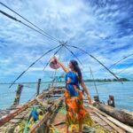 Shenaz Treasurywala Instagram - What are you fishing for today?? I'm fishing 🎣 for a heart ❤️ and to interact with you in the comments below 😃 This is called a Chinese Fishing 🎣 Net. Popular tourist attraction in Kochi. Can someone please tell me why it's called a chinese fishing net. #travelwithshenaz #kochidiaries #fishingnets #natureexploer Kochi, India