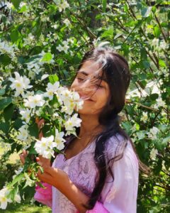 Shenaz Treasurywala Instagram - I've been getting some messages telling me to stop romanticising Kashmir. 
 What do you feel? Do you feel we as indians romanticise  Kashmir more than any other place in India? Why do you feel that is? 

 I am more excited to be here than any other place. My mom used to get so worried everytime I talked about visiting Kashmir. So I stayed away for  so long. A lot of us have been scared to come here. 

But the people of Kashmir are inviting you to their beautiful land!! They are the sweetest and so hospitable and so excited to have tourists. 

I can't wait to edit the videos for you. Meanwhile you can get a glimpse on my stories.

By the way, 
I am in love with this hotel 
@welcomhotelpinenpeak ❤️

@farazbanday
@_wandererrrrr 
@tourismoutlook 
@welcomhotelpinenpeak 

#kashmir #travelwithshenaz #kashmirtourism #incredibleindia
