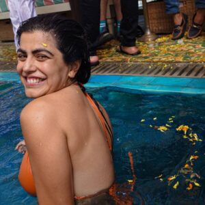 Shenaz Treasurywala Instagram - What did you do for Holi yesterday? I did -Nothing!! 😂
This was my Holi in 2020 just before lockdown. #happyholi #lastholi @sohohousemumbai 

Thanks @nipapaka_123 for these beautiful photos!!