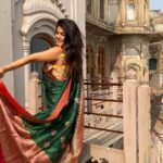 Shenaz Treasurywala Instagram - Guess where I am and Tell me your 2021 goals. See mine below. Dear 2021, I’m welcoming you with a smile, shaking my hips! I’m going to laugh more Make new friends Nurture old friends Finish my book and release it :) Tell more stories with my videos Eat healthier Stop over eating Sleep on time Wake up earlier Remove all negativity out of my life Make choices Know when to say no this doesn’t work And travel even more :))) Yellow choli outfit @payalsinghal Bananasi Saree from shop in the @brijramapalace
