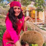 Shenaz Treasurywala Instagram - If you could grow anything what would it be? I would grow in height hahaha #standwithtravel The daily wagers in travel (tour guides, drivers, porters, etc) are helpless because they are usually not on salaries - they do work to make money StandWithTravel is a crowdfunding initiative where contribution made by travellers who care will reach these daily wagers to give them cash to survive today And they are more than happy to host the contributors in the future for trips with them. LINK IN BIO @mgmotorin @standwithtravel #standwithtravel @meenabaghhomes @meenabaghforestgarden PC-@sanjayausta #travelwithshenaz #travelhotelsmiles #GoPro #goproindia @goproindia #shenazgopro #mygreatindianroadtrip