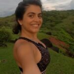 Shenaz Treasurywala Instagram - What’s your favourite sunset point? Mine is Chapora Fort in Goa ❤️ seen in many Bollywood movies too #travelwithshenaz @goproindia #travelhotelsmiles #reelitfeelit #travelreel