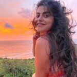 Shenaz Treasurywala Instagram - What is the one thing that makes you feel positive vibes without fail? And Leave a ❤️ if the sunset makes you feel happy :) I always make time to watch a sunset. Here’s why- 1. It fills me with a sense of gratitude for life, for the earth and for the day. 2. Helps me bliss out. Everytime I feel I’m having a bad day, I watch a stunning sunset I just watch my worries fade with the sun. 3 it’s inspiring - I get better ideas while watching the sunset. It’s been a source of inspiration for painters poets and me ;) #travelwithshenaz #travelhotelsmiles #sunset India
