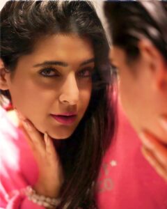 Shiny Dixit Instagram - I know my worth so , no discounts. 
You like me so , stay. 
You don’t like me so , leave .
Just don’t play .

📸 @sumitnehra009 

.
.
.
.
.
.
.
.
.
.
.
.
.
.
.
.
#lovetotravel #lovetogetclicked #instalike #instagram #love #guruji #god #blessings