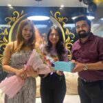 Shiny Dixit Instagram – Congratulations ♥️☺️ @trendzsalonrajouri on completing 5 years !!!!
And I’m very grateful that you invited me over to become a part of your celebration .
Lovely staff and amazing hospitality!!!!
Guys do visit this amazing salon !!
Thanks a lot @meghajgoyal 

♥️✔️ @ishpuneet95 Trendz Salon Rajouri Garden