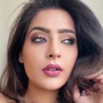 Shiny Dixit Instagram – Ek Umeed baar baar aakar Apne tukde talash karti hai ….