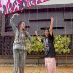 Shiny Doshi Instagram - It’s the Rain War🌧 @shinydoshi15 #love #fun #rain #raindance #funny #comedy #hair #nomakeup #monsoonreel #mandatory #reelitfeelit #masti #crazy #follow #trendingreel #barsoremegha