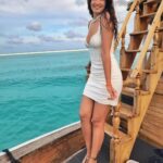 Shiny Doshi Instagram - Smell the sea and feel the sky, Let your spirit and soul fly 🌊 #ocean #sky #beachlife #islandlife #maldives #happysunday #goodvibes #naturelovers #whitedress #mykindaplace #instatravel #instalove #instagram #shinydoshi #lavshines Finolhu Baa Atoll