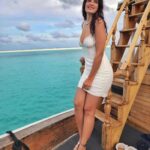 Shiny Doshi Instagram - Smell the sea and feel the sky, Let your spirit and soul fly 🌊 #ocean #sky #beachlife #islandlife #maldives #happysunday #goodvibes #naturelovers #whitedress #mykindaplace #instatravel #instalove #instagram #shinydoshi #lavshines Finolhu Baa Atoll