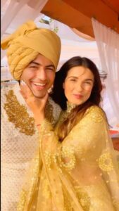 Shiny Doshi Instagram - Reality 🤪 
.
.
.
.
.
.
#behindthescenes #reelitfeelit #reelkarofeelkaro #reels #trendingreels #friends #family #wedding #indianwedding #pandyastore #starplus