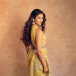 Shivangi Khedkar Instagram - ✨ . . . Makeup by @muatriveni Styled by @tanazfatima Outfit @tbwbyurvidama Earrings @mozaati Shot by @saniasadhale Photography team @khushal_tilloo_photo @kaus_tube @netraphotography Retouched by @sudarshanmhaskar