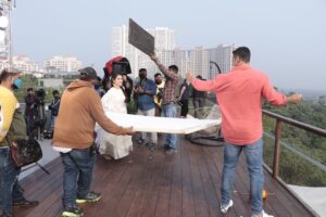 Shivangi Khedkar Instagram - #bts 
@akshaykumar it was a pleasure working with you sir.😇 #nirmaadvance #ad #akshaykumar #shivangikhedkar #mywork