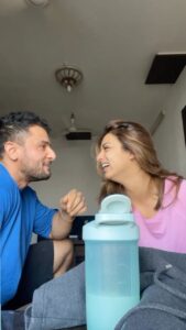 Shivani Jha Instagram - Jadoooo fail 😩 kitna smart @leenesh_mattoo 😂🫶🏻

#reels #explore #shivanijha #games #coupleschallenge #leeneshmattoo #leevani #trendingreels #instagram #viral