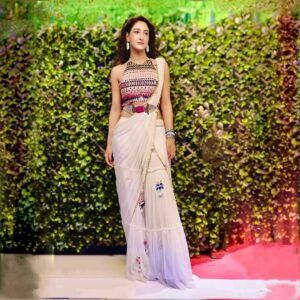 Shivya Pathania Instagram - She decked up waiting.... 
That’s what her eyes say..Longings......
.
@souniagohildesigns