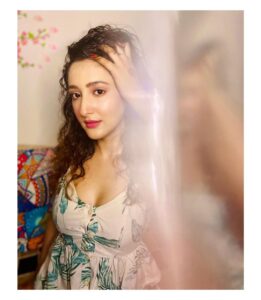 Shivya Pathania Instagram - Khud ke siwa khudi ka hai kaun..
Abh Khud se bhi mohabbat na karein...itne bewaffaaa kahan hum!!
.
📸 @shipsy_rana6 To warm lights and warm conversations