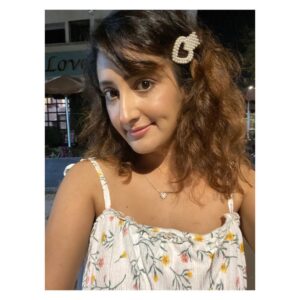 Shivya Pathania Instagram - Love is around the corner they say... I left it behind a long time ago I say.. but ya here and there clicking selfies.. I wave a “Hi” to him.. Aap dur se hi ache dikhte ho “Love”kyunki ‘Bapu sehat ke liye tu toh hanikarak hai’ Sach mein 🧚‍♀️🙏❤️🌸