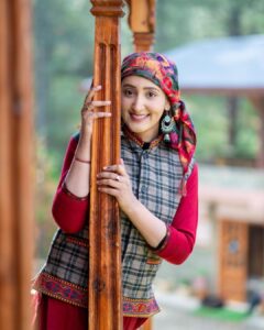 Shivya Pathania Instagram - तुम परदेसी किधर से आये
आते ही मेरे मन में समाये
करूँ क्या हाथों से मन निकला जाये|
.
@woodvistacottages 🍂🍂🧚‍♀️❤️
📸 @vineetsharma527 your lens is pure magic 🪄🧚‍♀️