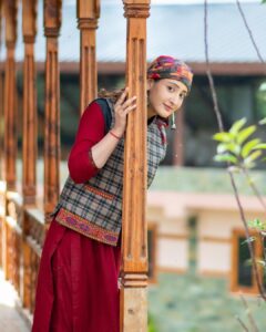 Shivya Pathania Instagram - तुम परदेसी किधर से आये
आते ही मेरे मन में समाये
करूँ क्या हाथों से मन निकला जाये|
.
@woodvistacottages 🍂🍂🧚‍♀️❤️
📸 @vineetsharma527 your lens is pure magic 🪄🧚‍♀️