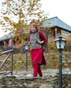 Shivya Pathania Instagram - तुम परदेसी किधर से आये
आते ही मेरे मन में समाये
करूँ क्या हाथों से मन निकला जाये|
.
@woodvistacottages 🍂🍂🧚‍♀️❤️
📸 @vineetsharma527 your lens is pure magic 🪄🧚‍♀️