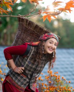 Shivya Pathania Instagram - तुम परदेसी किधर से आये
आते ही मेरे मन में समाये
करूँ क्या हाथों से मन निकला जाये|
.
@woodvistacottages 🍂🍂🧚‍♀️❤️
📸 @vineetsharma527 your lens is pure magic 🪄🧚‍♀️