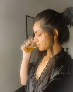 Shritama Mukherjee Instagram - Doing my Cumin (Jeera) Water! Ready to kickstart my Sunday morning. Are you?

#sundaymorning #beautywater #morningroutine #wellnesslifestyle #healthyskin #cleaeating #greenliving #nontoxiclife #superseeds #livingnaturally #quarantinelife