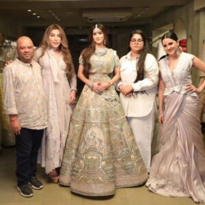 Shruti Seth Instagram - Bonafide Bride S2 
The best thing to wrap 2022 with.
Thank you @charubudhiraja02 @saltmedia.in @firdaussuhail @farhanzamma @dibyachatterjeee @tarunachpal @ranjitrodricks @nici.o.tine @tulsi5solanki @pujashrijain @mahaleqa @shubhikasharma @papadontpreachbyshubhika @_shrutisancheti @sulakshanamonga @mayasanghavijewels for making me look and feel fabulous. This show was just so special and so much fun! 
Here’s to reuniting in the new year for more fun shows together ♥️♥️♥️♥️

#show #nonfiction #bonafidebride #host #anchor #tlc #shruphotodiary