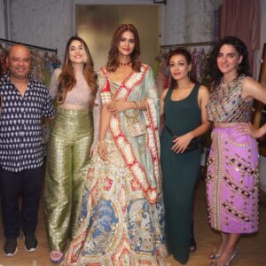 Shruti Seth Instagram - Bonafide Bride S2 
The best thing to wrap 2022 with.
Thank you @charubudhiraja02 @saltmedia.in @firdaussuhail @farhanzamma @dibyachatterjeee @tarunachpal @ranjitrodricks @nici.o.tine @tulsi5solanki @pujashrijain @mahaleqa @shubhikasharma @papadontpreachbyshubhika @_shrutisancheti @sulakshanamonga @mayasanghavijewels for making me look and feel fabulous. This show was just so special and so much fun! 
Here’s to reuniting in the new year for more fun shows together ♥️♥️♥️♥️

#show #nonfiction #bonafidebride #host #anchor #tlc #shruphotodiary