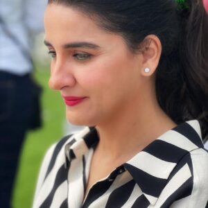 Shruti Seth Instagram - Sitting still 

Make up @tulsi5solanki 
Hair @pujashrijain 

#judge #cooksmiths2.0 #president #shruphotodiary