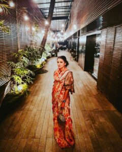 Shruti Seth Instagram - Saree, not Saree! 

Outfit:  @uri.india 
Bag: @anekaant 
Earrings: @amrapalijewels 

#wedding #fashion #saree #shruphotodiary