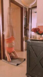 Shruti Seth Instagram - Here’s to spending more time on my mat, getting stronger and more centred in 2023.

#yoga #headstand #sirshasana #yogini #fitmom #fitness #homeworkout #shruphotodiary