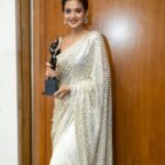 Shruti Sharma Instagram - So so so grateful for receiving this award for #versatileactoroftheyear @universal_india_awards Thank you very much for giving me this honour 😇 Thank you my team for being my backbone ♥️ @greenlight__media I am really overwhelmed and thankful for being blessed with everything I ever dreamt off !! Lots of love and good wishes!! Wearing @ranbirmukherjeeofficial Hair @nikitas_bridal_studio #grateful #thankyou #blacklady #honoured #blessed #actorslife #fashion #tv #shrutisharma #awardnight #sareelove #itv