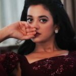 Shruti Sharma Instagram - It all ends with her eyes. - Dante Gabriel Rossetti🌼 Makeup @yogesh_gupta4545 Hair @aminashaikh5778 Wearing @praanavsrathod #shrutisharma #actor #kahani #namakisskka #onset #bts 📸 @arun.suman.12