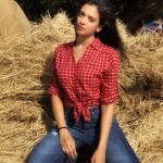 Shruti Sharma Instagram - Early packup... Checks on #denim !! 😌 Rest is on your screen 😎 📸 @yogesh_gupta4545 #checks #shirts #denim #love #sunkissed #pose #clicks #shrutisharma #actor #onset