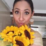 Shruti Ulfat Instagram - Sunflower Sunshine Shruti ... have a sunshine day everybody 💛🌻🌞 #💛🌞Shruti🌻 . . . #shrutipanwar #actor #actorslife #yellowlove #favcolour #favflower #favme