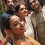 Shruti Ulfat Instagram - Tushar aur Jyoti ki Shaadi mein jaane ke liye tayyar...par pictures zaroor leni hain... with the gang Indira, Aparna, Kanan and Gaurav @indirakrishna101 @gauravamlani @kananmalhotra @aparna.padgaonkar Delhi, India
