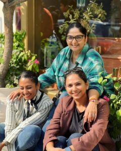 Shruti Ulfat Instagram - Enjoying the Delhi ki shuruati thand… with my fav actor n a lovely dost Indira and a freshly made friend Deepika n her son Abhi.. thank you for a beautiful mornin afternoon . Khan market mein khane khaas samay... @indirakrishna101 @myantarang 
.
.
.
#delhitimes #winterfeels #delhidiary #dost #fun #happiness #masti #food #love