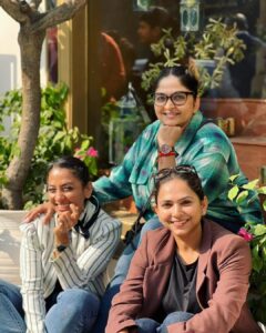 Shruti Ulfat Instagram - Enjoying the Delhi ki shuruati thand… with my fav actor n a lovely dost Indira and a freshly made friend Deepika n her son Abhi.. thank you for a beautiful mornin afternoon . Khan market mein khane khaas samay... @indirakrishna101 @myantarang 
.
.
.
#delhitimes #winterfeels #delhidiary #dost #fun #happiness #masti #food #love
