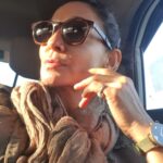 Shruti Ulfat Instagram - And the Sun caught me... giving its warmth,its colour and its energy. Have a beautiful Sunday everybody 🤗 #❤️🌞Shruti . . . #shrutipanwar #actor #actorslife #enroutetoshoot #passion #belief #perserverance #blessed #grateful #theknown #theunknown #stayyou #staystrong #zing #zest #love #❤️🌞shruti