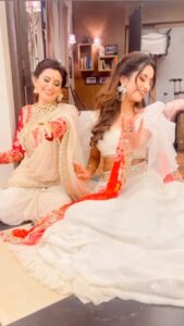 Smita Bansal Instagram - Hum apni Favourite hain IYKYK. 😆❤️ 
#bhagyalakshmi #neelamoberoi #malishka