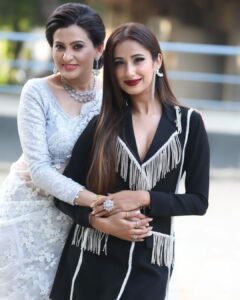 Smita Bansal Instagram - YOU ME & GOSSIP. 
A LOT OF GOSSIP 😂
Thankyou for the lovely outfits @tripzarora ❤️
@bansalsmita_ #bhagyalakshmi #neelamoberoi #malishkabedi #malishka #zee @zeetv