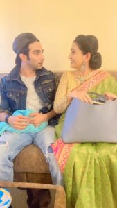 Smita Bansal Instagram - Who doesn’t like compliments? I surely do… 
@gandhi_aman_  bolo bolo .!!!!
#funnyreels #reelsinstagram #coactors #bhagyalakshmi #smitabansal #ayush
